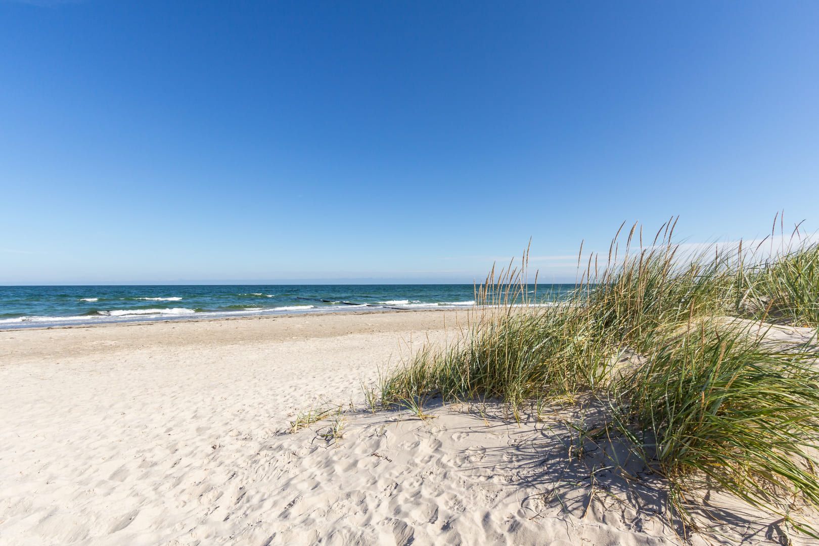 Strand der Ostsee mit hellblauem Himmel